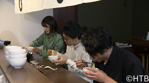 「麺食いの旅」と題して、 最初に向かったのは戸次さんの親友が営むラーメン店。 戸次さんがオススメする「今もっとも食べるべきラーメン」を実食！「おにぎりあたためますか」は毎週放送直後にhodで配信中！　サムネイル