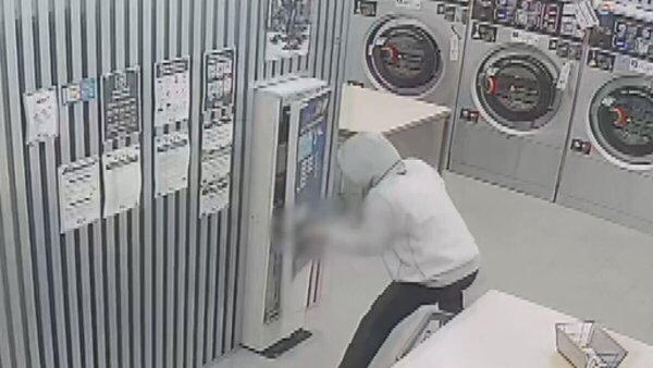 カメラがとらえた！わずか３分半の犯行…バールで両替機から２０万円を盗み取る男　サムネイル