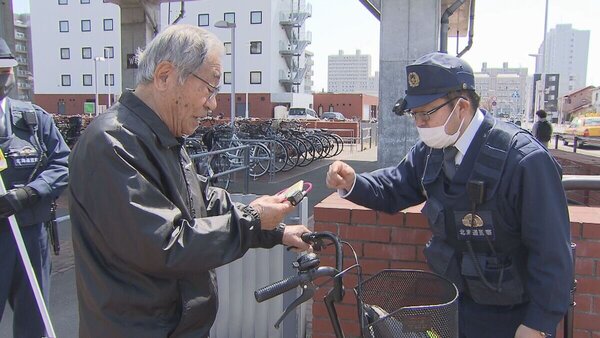 自転車「ながらスマホ」 来年4月から反則金　危険性と対策を検証　サムネイル