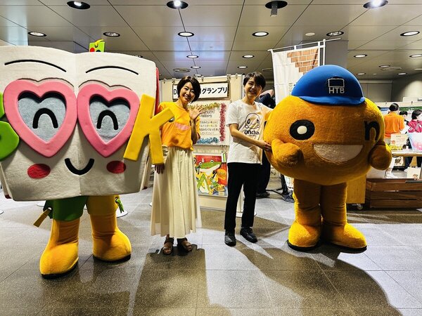 行き交う人も足をとめ…チ・カ・ホに響き渡った絵本の世界！北海道立図書館100周年記念イベントで「onちゃ んおはなし隊」　サムネイル
