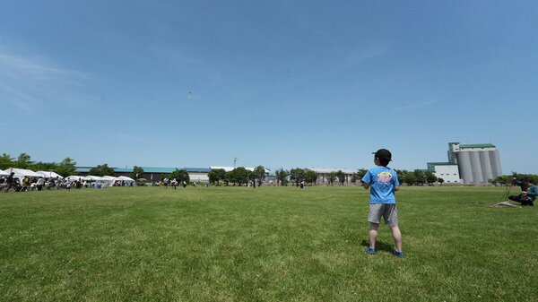 「星空の街あおぞらの街」で表彰の新篠津村が仕掛ける最高の「空」の贅沢！無数の凧と札幌国際情報高校吹奏楽団の「ダンプレ」が秋空に舞う！第3回新しのつたこあげデー　サムネイル