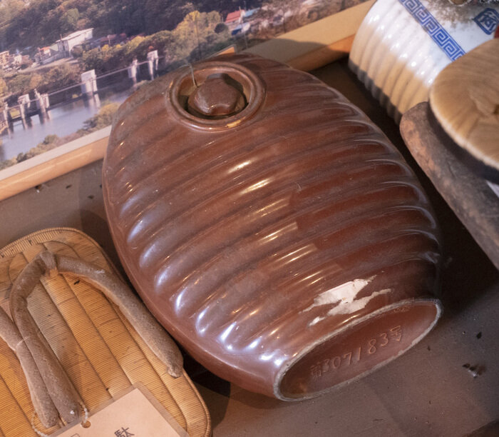 展示されていた陶器製湯たんぽ.jpg