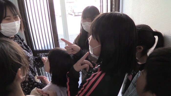 こども食堂「もくきち」に札幌学院大学のボランティアの学生たちがやってきた2（逆光）.jpg