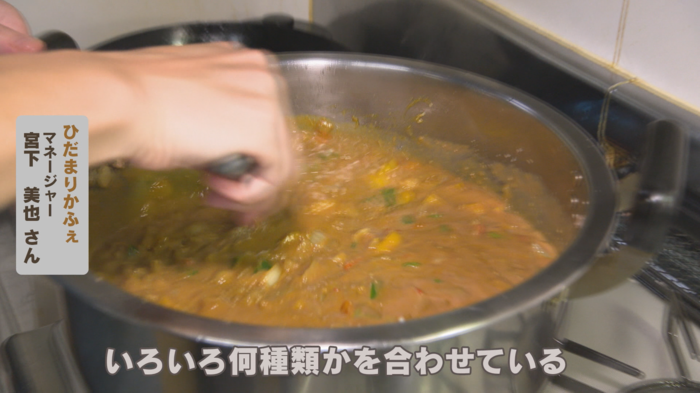 カレー作っているところ.png