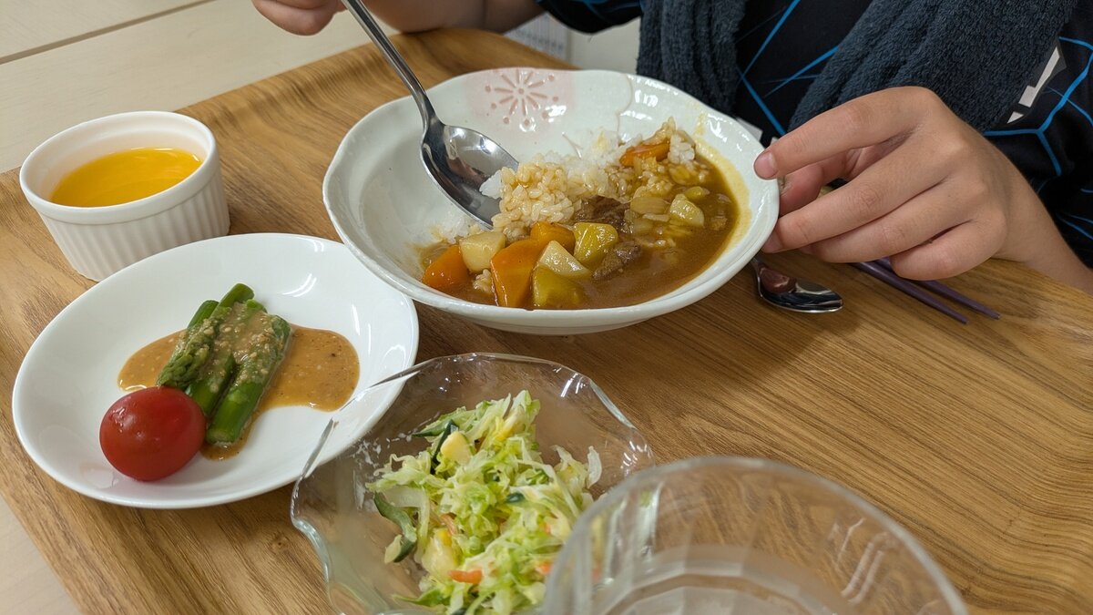 カレーと手元.jpg