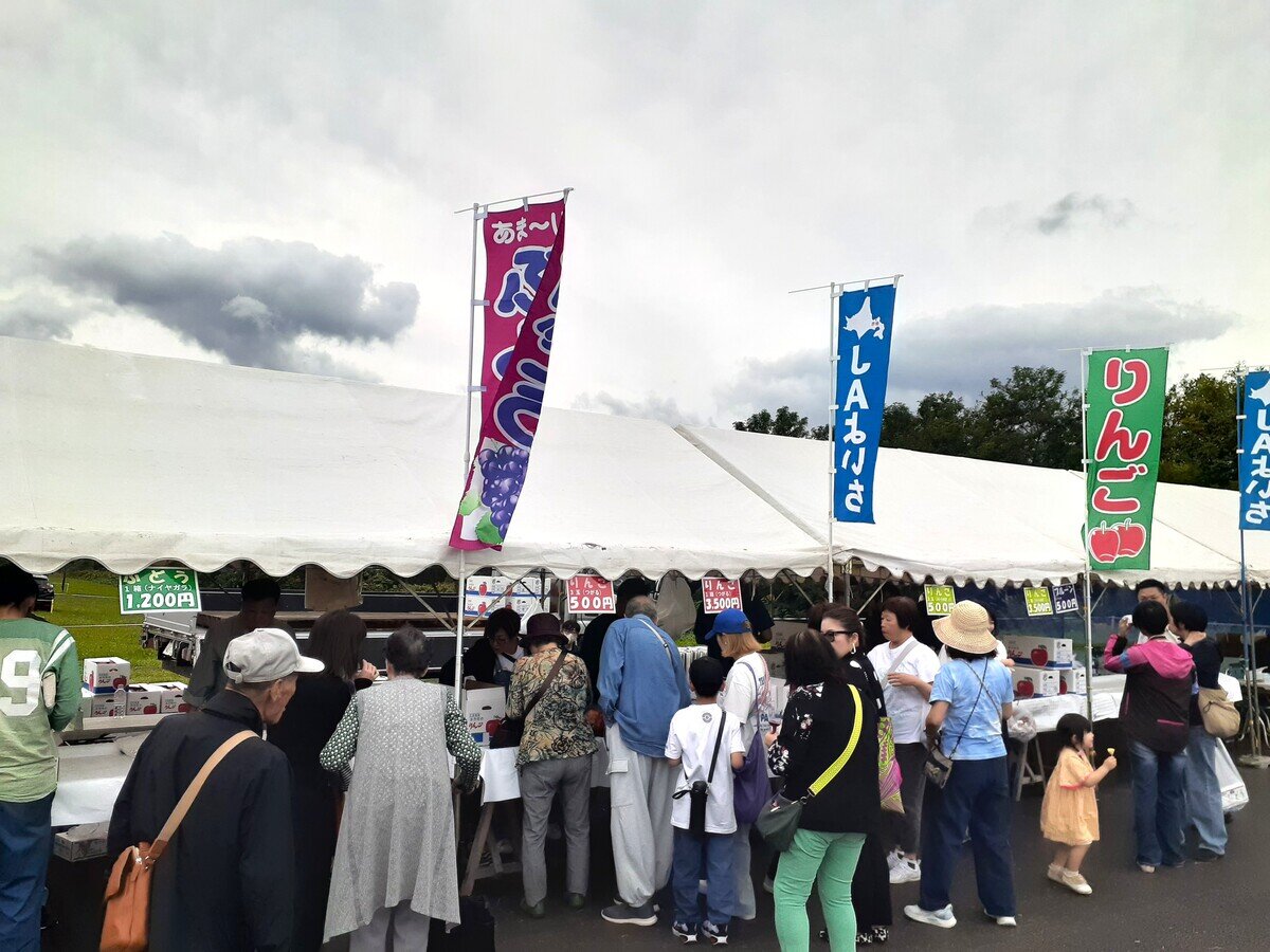 盛況の特産品販売ブース.jpg