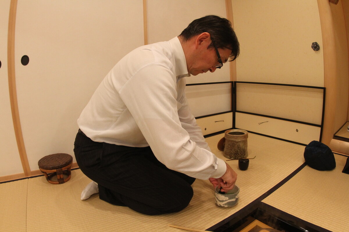 ②茶室のオーナー松崎さんも習っている.JPG