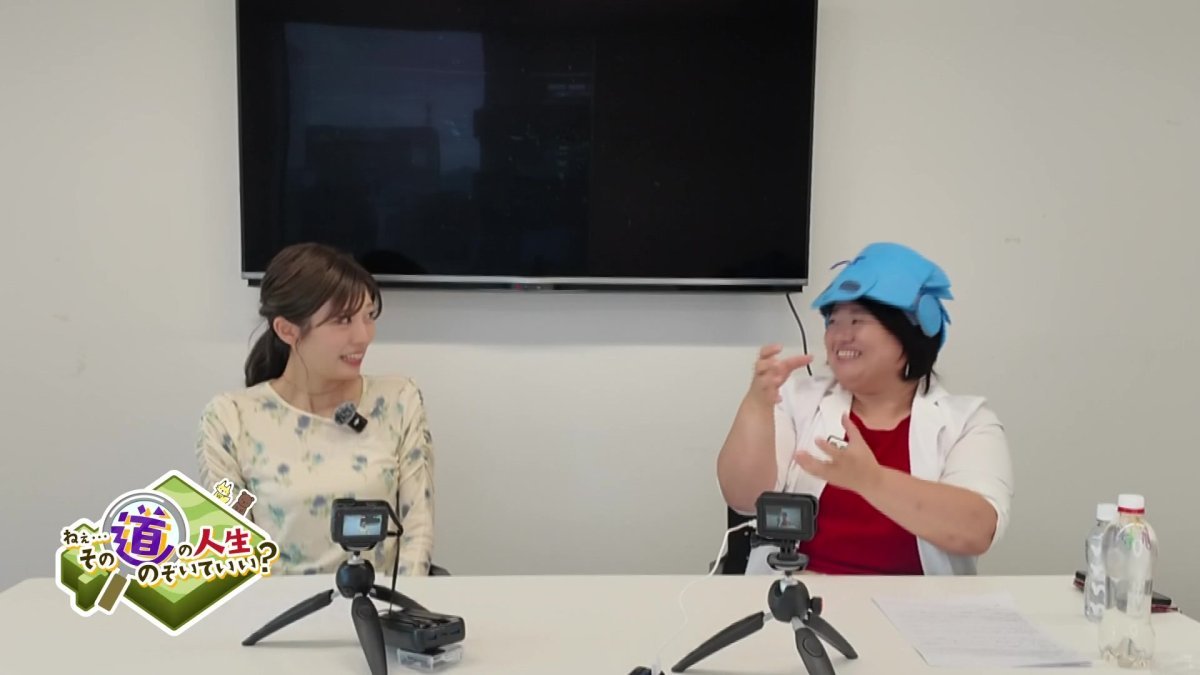 02_コップに入った虫の量を身振りで説明する佐藤さん.jpg