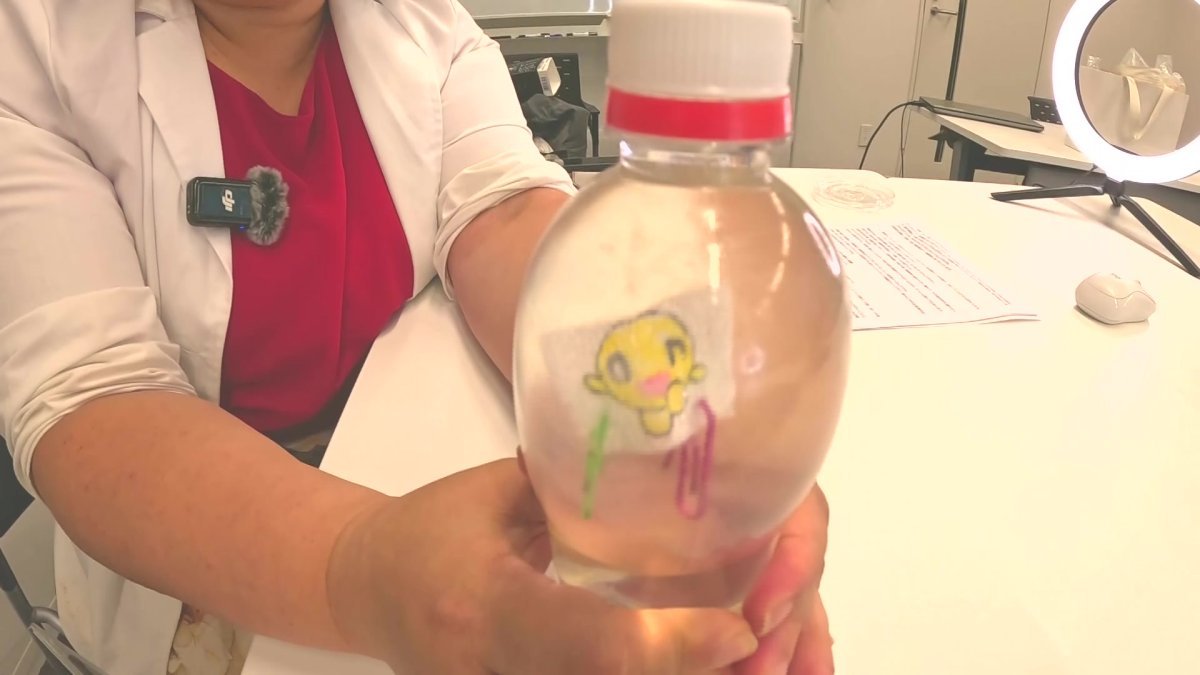 05_ペットボトルを握り浮沈子「おんちゃん」を沈ませる実験.jpg